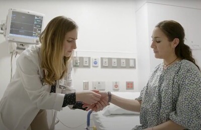 Кодирование Аквилонг в Октябрьске Врач держит пациентку за руку