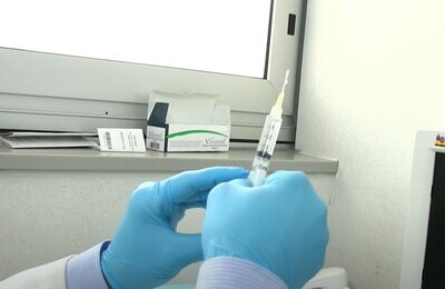 Проведение кодирования Вивитролом в Октябрьске Шприц с Вивитролом в руках у врача